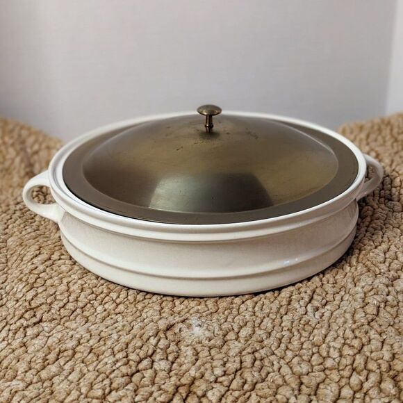 Vintage Made in USA White 11" Round Baking Casserole Dish with Handles and Lid - Picture 3 of 10